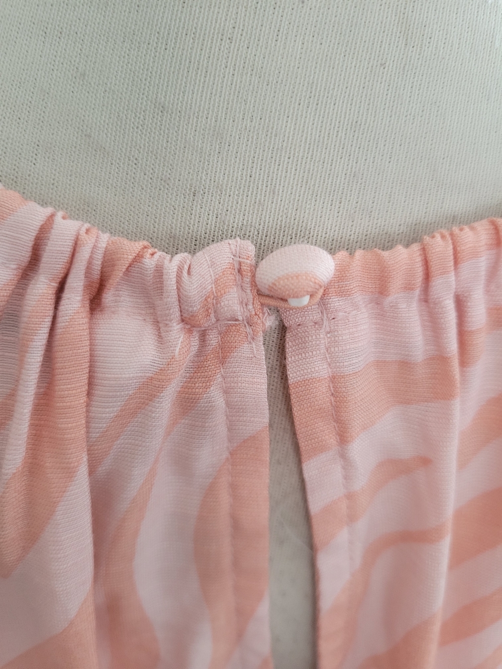 ¤ Size Large • Sleeveless Peached Pink Wave-Print Halter Top • Nine West - Picture 3 of 5